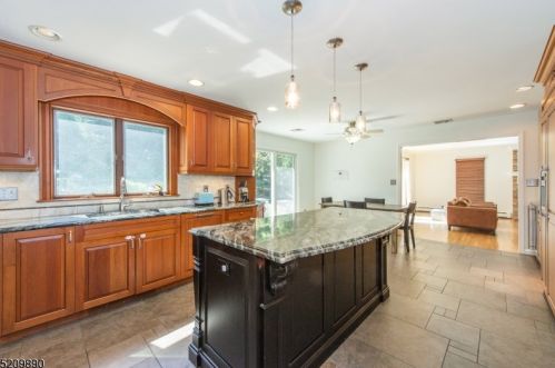 77 Fountain Dr, Skyline Lakes NJ  07456-2406 exterior