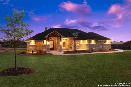 1412 Country Hills Dr, Lavernia, TX 78121-4738