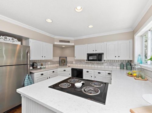 1136 Hunters Ct, Saint Paul, MN 55112-3710