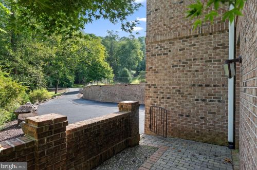 100 Deer Vly Ln, Wilmington DE  19807-1912 exterior