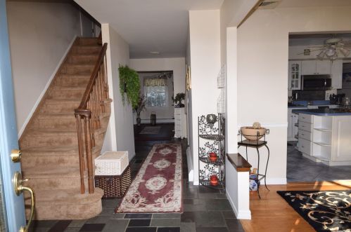 9 Mickey Ct, Huntington Station, NY 11746-2815