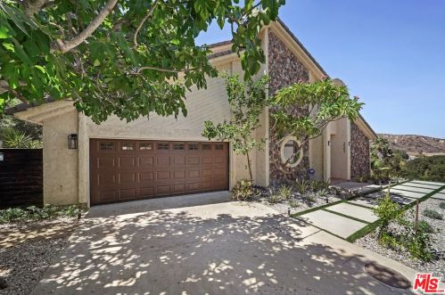 3543 Mesquite Dr, Calabasas CA  91302-2073 exterior