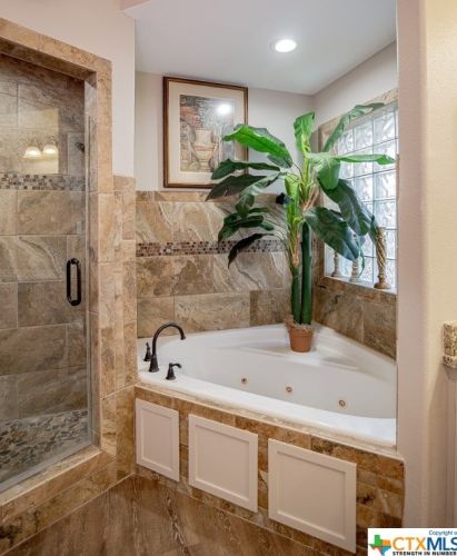 304 Windcrest Dr, Victoria TX  77904-3413 exterior