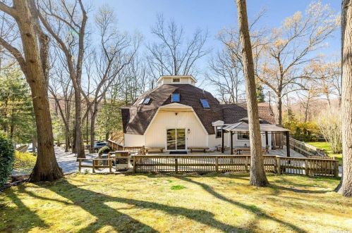 218 Bagatelle Rd, Huntington Station, NY 11747-4104