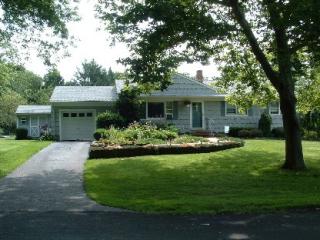 275 Cardinal Dr, Mattituck, NY 11952-1940
