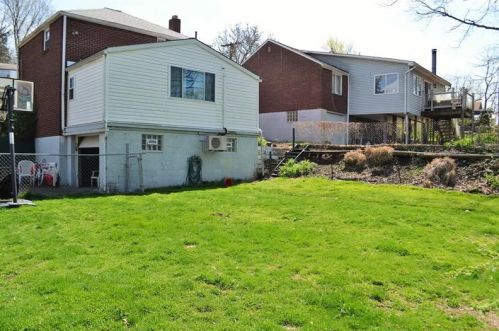 810 Macfarlane Dr, Pittsburgh PA 15235-4223 exterior