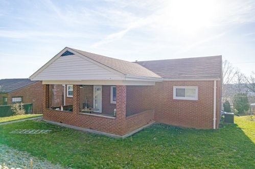 212 Paul Dr, New Kensington PA  15068-2907 exterior