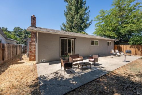 525 Oak Manor Dr, Ukiah CA  95482-5121 exterior