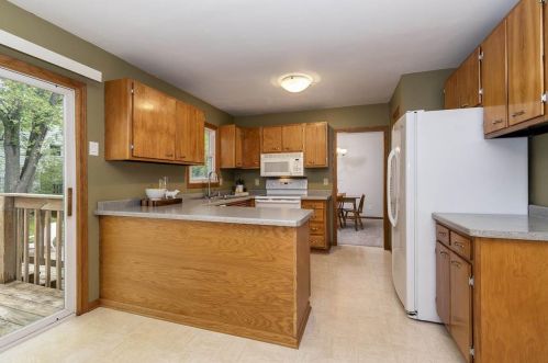 2006 Prairie Rd, Madison, WI 53711-4102
