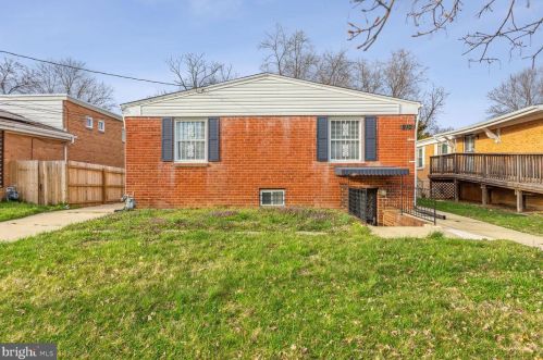 910 Hilltop Ter, Washington, DC 20019-5007