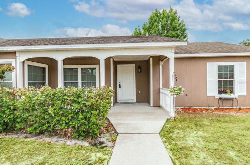 2585 Gramercy Dr, Deltona, FL 32738-1941