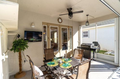 556 Indian Key Dr, Fort Pierce FL  34986-2051 exterior