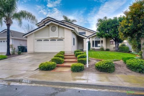 1084 La Tortuga Dr, Vista, CA 92081-6441