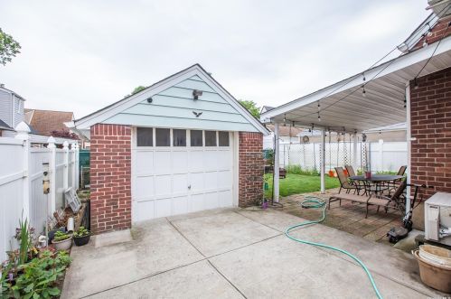 212 Bryant Ave, New Hyde Park, NY 11040-2806