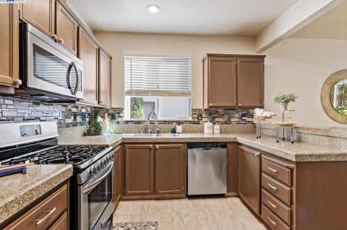 736 Clifton Way, Vacaville CA  95688-8547 exterior