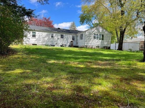 7 Garry Rd, Windsor Locks, CT 06096-2812