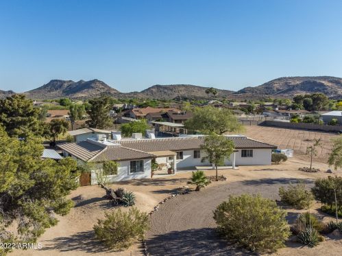 4729 Soft Wind Dr, Glendale, AZ 85310-3823