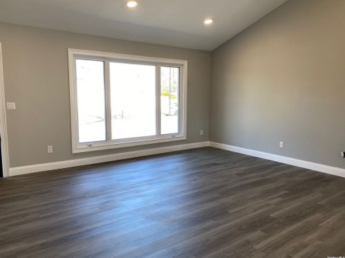 8 Jewel Dr, Holtsville NY  11742-1020 exterior