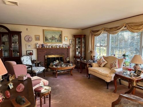 10 Ruta Dr, Northford, CT 06472-1318