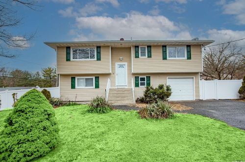 9 Fairview Ave, Holtsville, NY 11742-2321