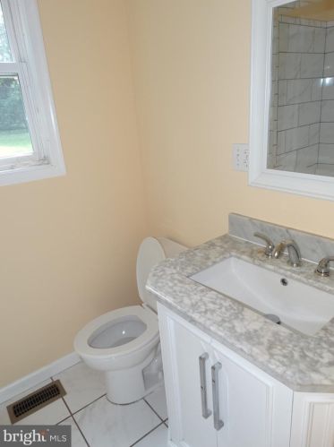 834 Hughes Dr, Trenton NJ  08690-1208 exterior