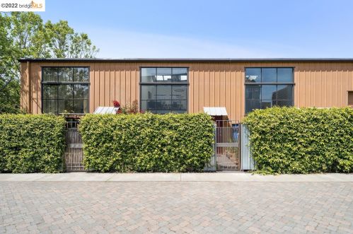 2858 Helen St, Oakland CA  94608-4028 exterior