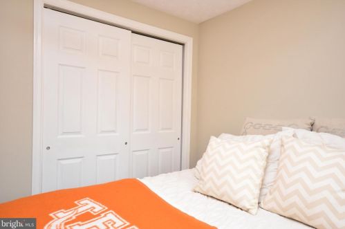 1630 Poplar Grove Dr, Herndon VA  20194-1738 exterior