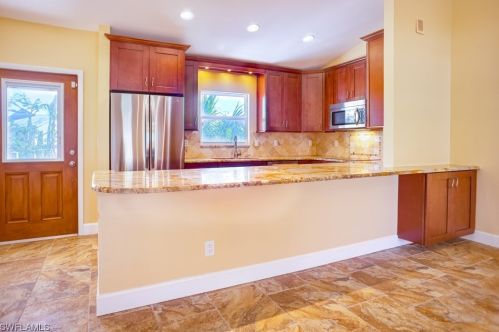 1813 Long Pt Ln, Sanibel FL 33957-2423 exterior