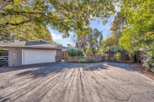 1958 Robinson Ln, Santa Rosa, CA 95403-2435