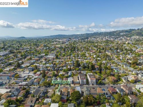 651 Alcatraz Ave, Oakland CA  94609-1005 exterior