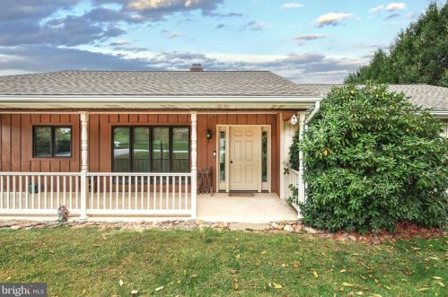303 Seminole Ct, Red Lion, PA 17356-9647