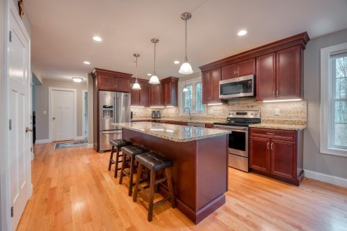 47 Floyd Rd, Derry NH  03038-4712 exterior