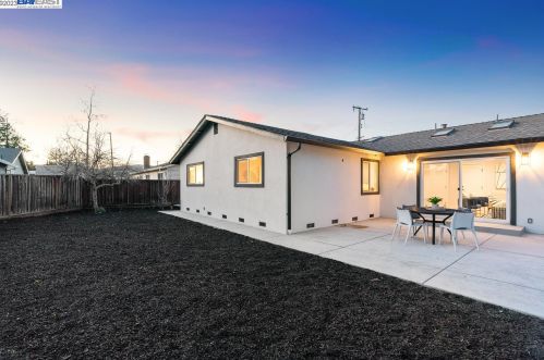 7298 Tamarack Dr, Pleasanton CA  94568-1749 exterior