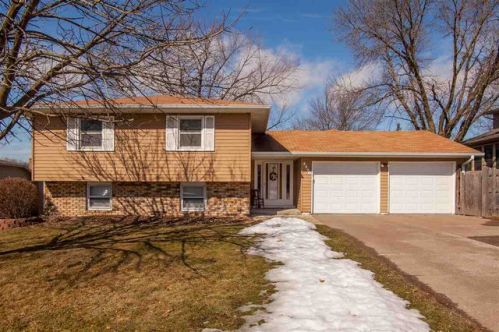 2320 Westberry Ct, Panarama Park, IA 52722-2063
