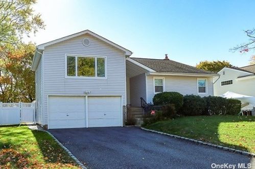 14 Primrose Ln, San Remo, NY 11754-3929