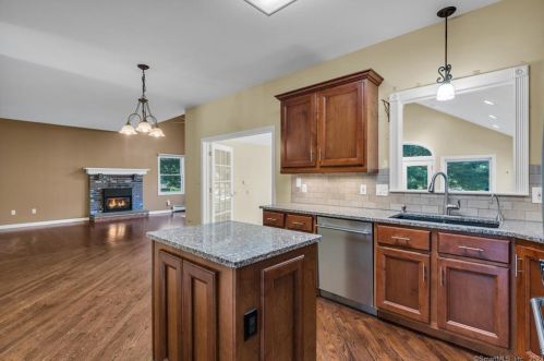 19 Fairlawn Dr, Wallingford CT 06492-2588 exterior