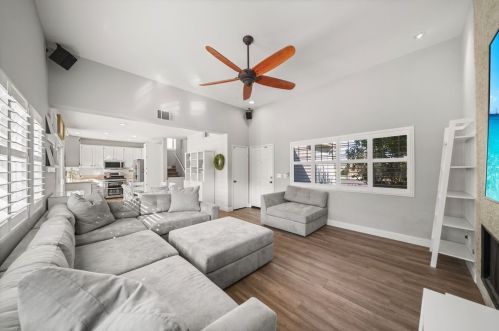 32924 Charmes Ct, Temecula CA  92592-9603 exterior