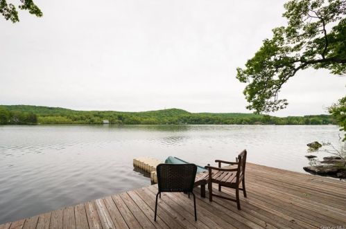 222 Shore Dr, Tompkins Corners, NY 10579-1936