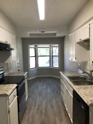 829 Crestview Dr, Burleson TX  76028-5273 exterior