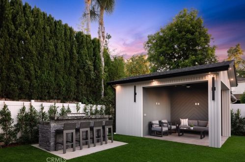 4765 Lemona Ave, Van Nuys CA 91405-4530 exterior