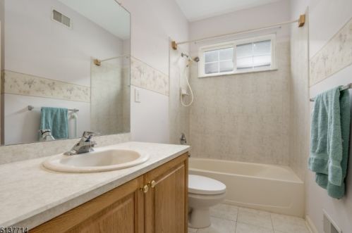 65 Kensington Cir, Belvidere NJ  07823-1700 exterior