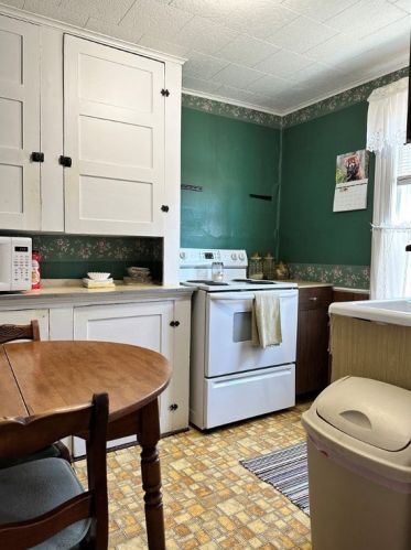 317 Lincoln Ave, Grove City PA  16127-1839 exterior