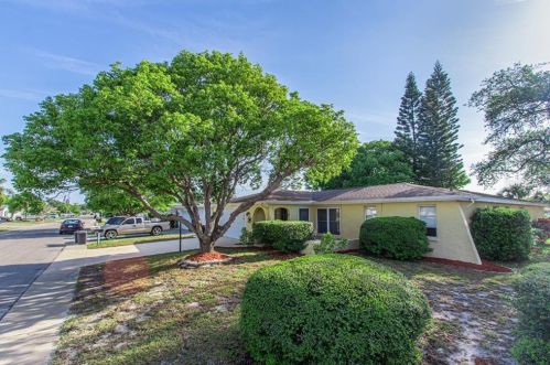 8900 Lido Ln, Port Richey, FL 34668-4917