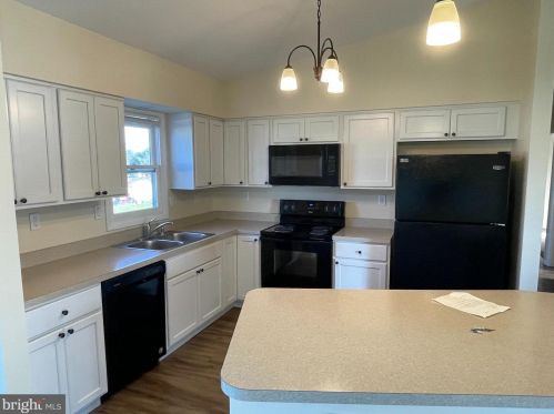 26 York Cir, Navy Sup Dpt, PA 17050-2751