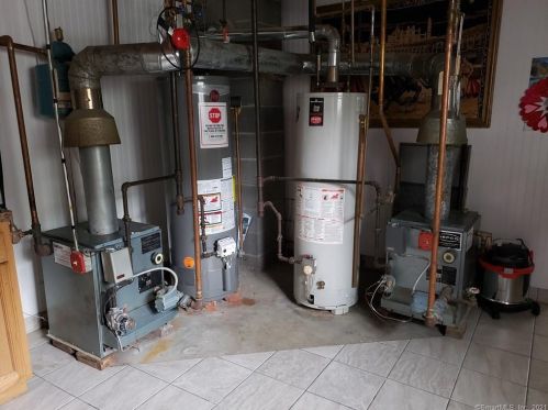 12 Hilltop Ave, Waterbury CT  06708-4709 exterior