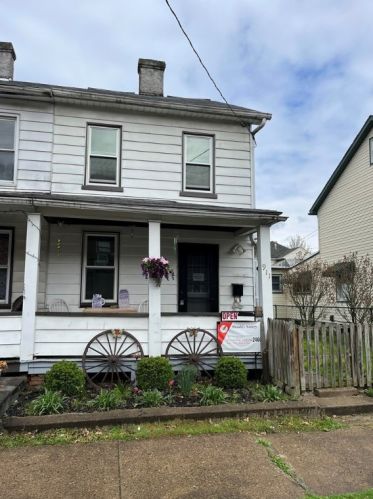 911 6th Ave, Ford City, PA 16226-1122