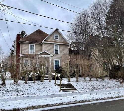 330 College Ave, Grove City, PA 16127-1208