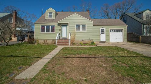 514 Erie Ave, North Lindenhurst, NY 11757-3441
