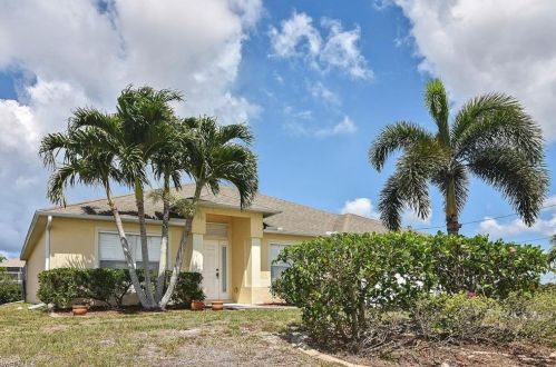 512 24th Pl, Cape Coral, FL 33909-2804