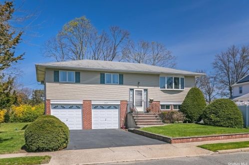 2315 Schmitt Ct, Westbury, NY 11590-8510